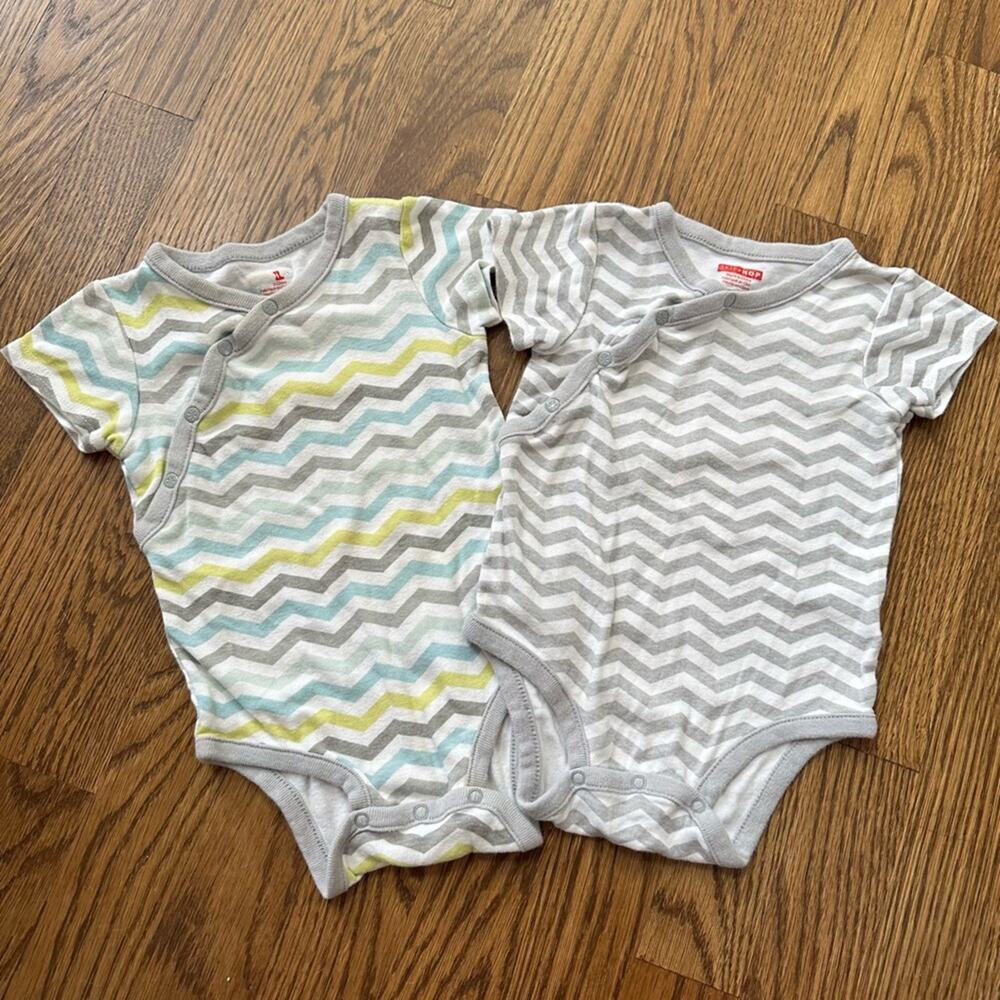 Skip Hop short sleeve onesie bodysuit set, size 9M (2 pieces)